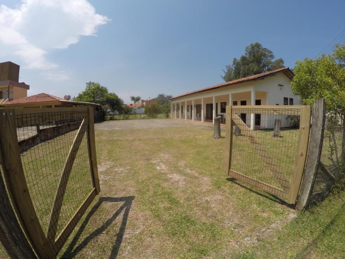 Suites Praia Da Ferrugem Гаропаба Екстериор снимка